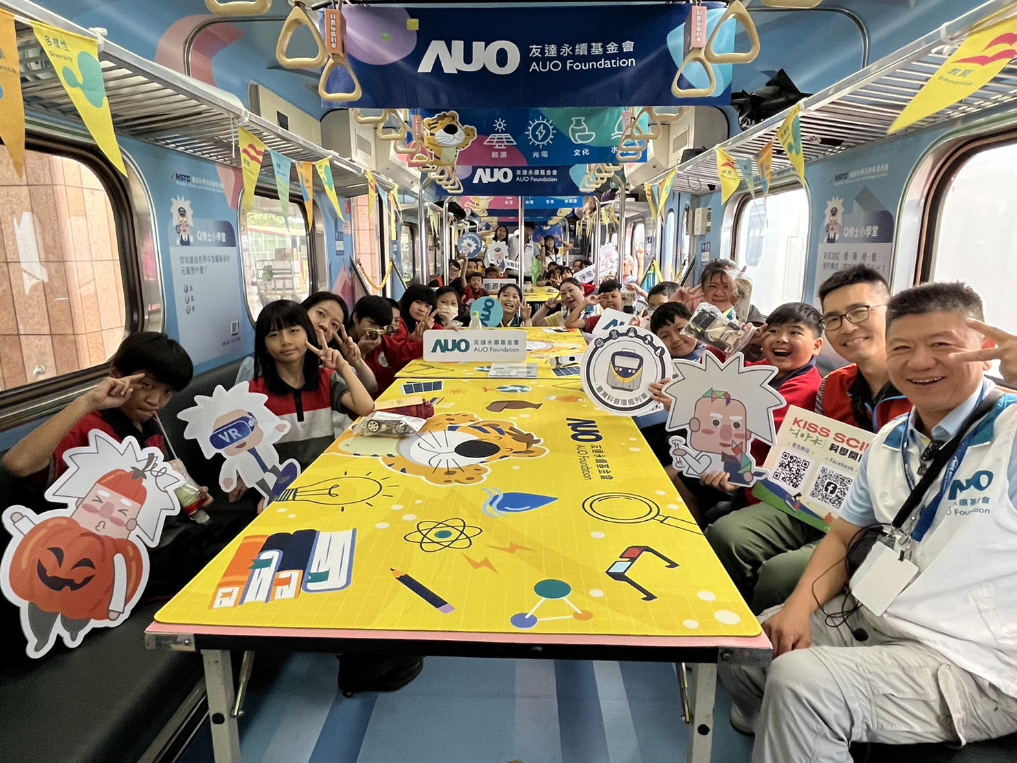 永續基金會參與「臺灣科普環島列車」，設計基礎科學車廂課程，以「淨零碳排和永續能源」為主題，讓學生透過創意實驗認識淨零知識，以及思考生活中的減碳行為