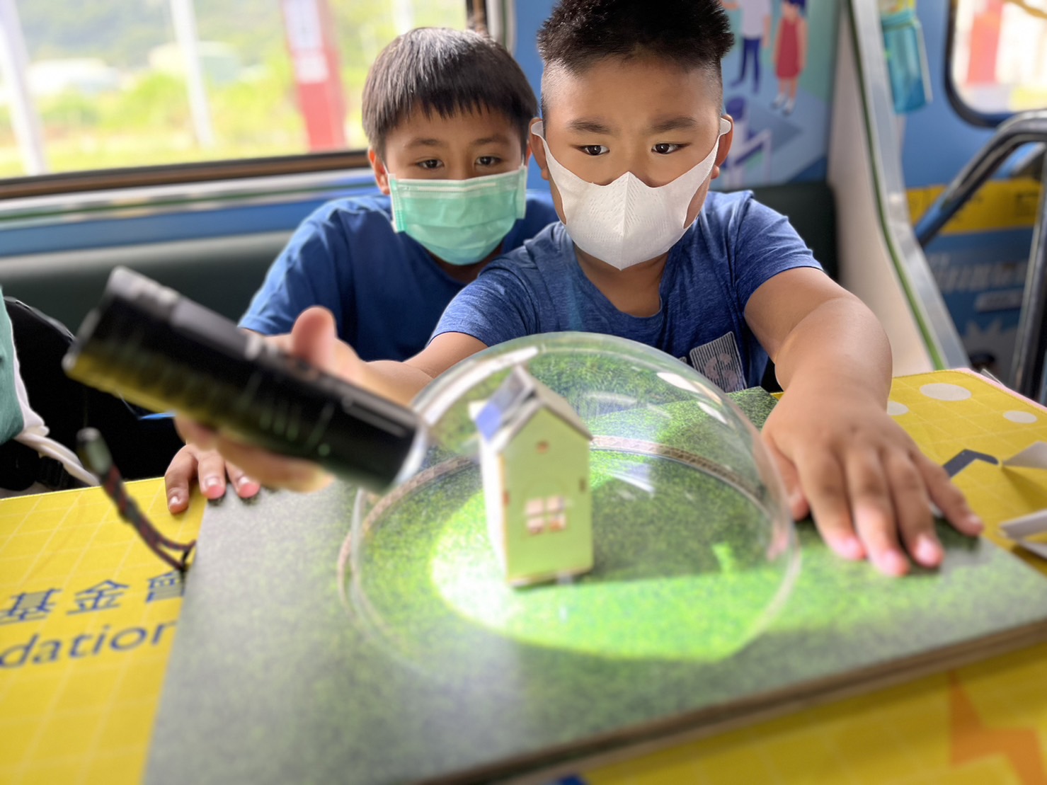 參與基礎科學主題車廂，以STEAM教學精神，設計「逐日科學家」、「太陽能工程師」以及「淨零建築師」三大能源科普課程和實驗