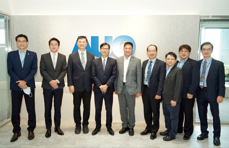 光電前進亞灣成立「AUO解決方案研發中心」，作為多元場域解決方案研發及試驗場域（圖中左為高雄市長陳其邁、圖中右為光電董事長彭双浪）